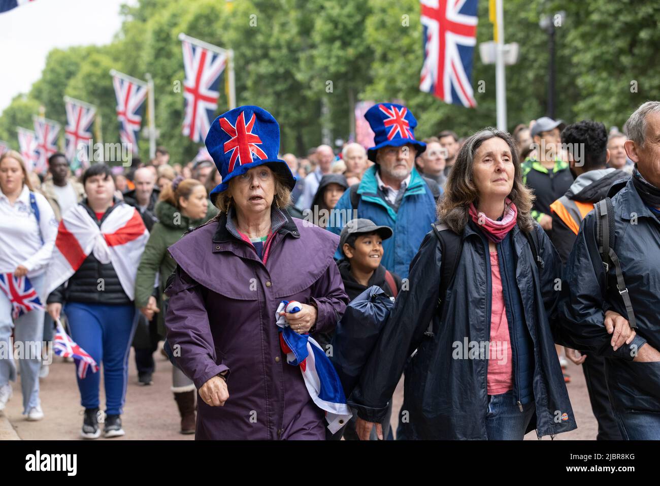 Die Massen machen sich auf den Weg in die Mall, um sich die Platinum Jubilee Pageant finali, London, England, Großbritannien anzusehen Stockfoto