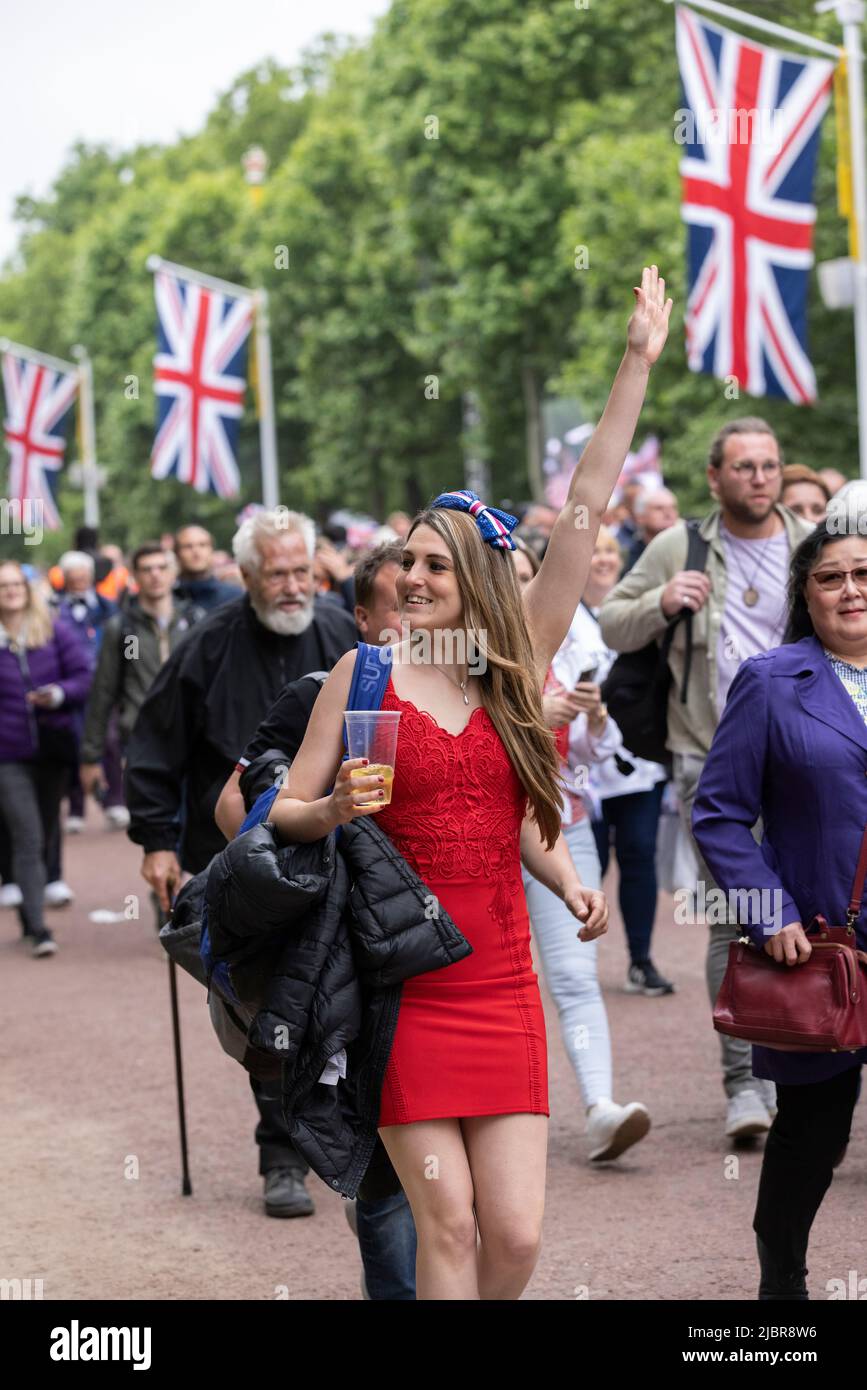 Die Massen machen sich auf den Weg in die Mall, um sich die Platinum Jubilee Pageant finali, London, England, Großbritannien anzusehen Stockfoto