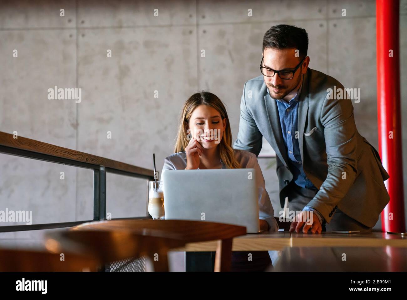 Programmierer arbeiten in einer Software-Entwicklung Unternehmen Büro Stockfoto