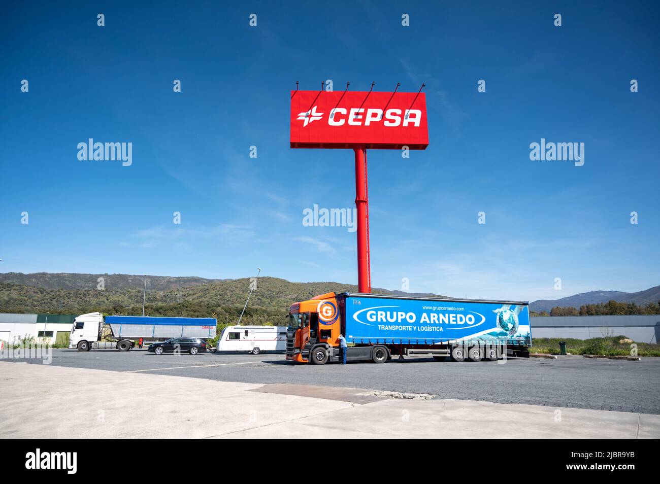 Ein rotes CEPSA-Werbeschild in Spanien, Europa. Stockfoto