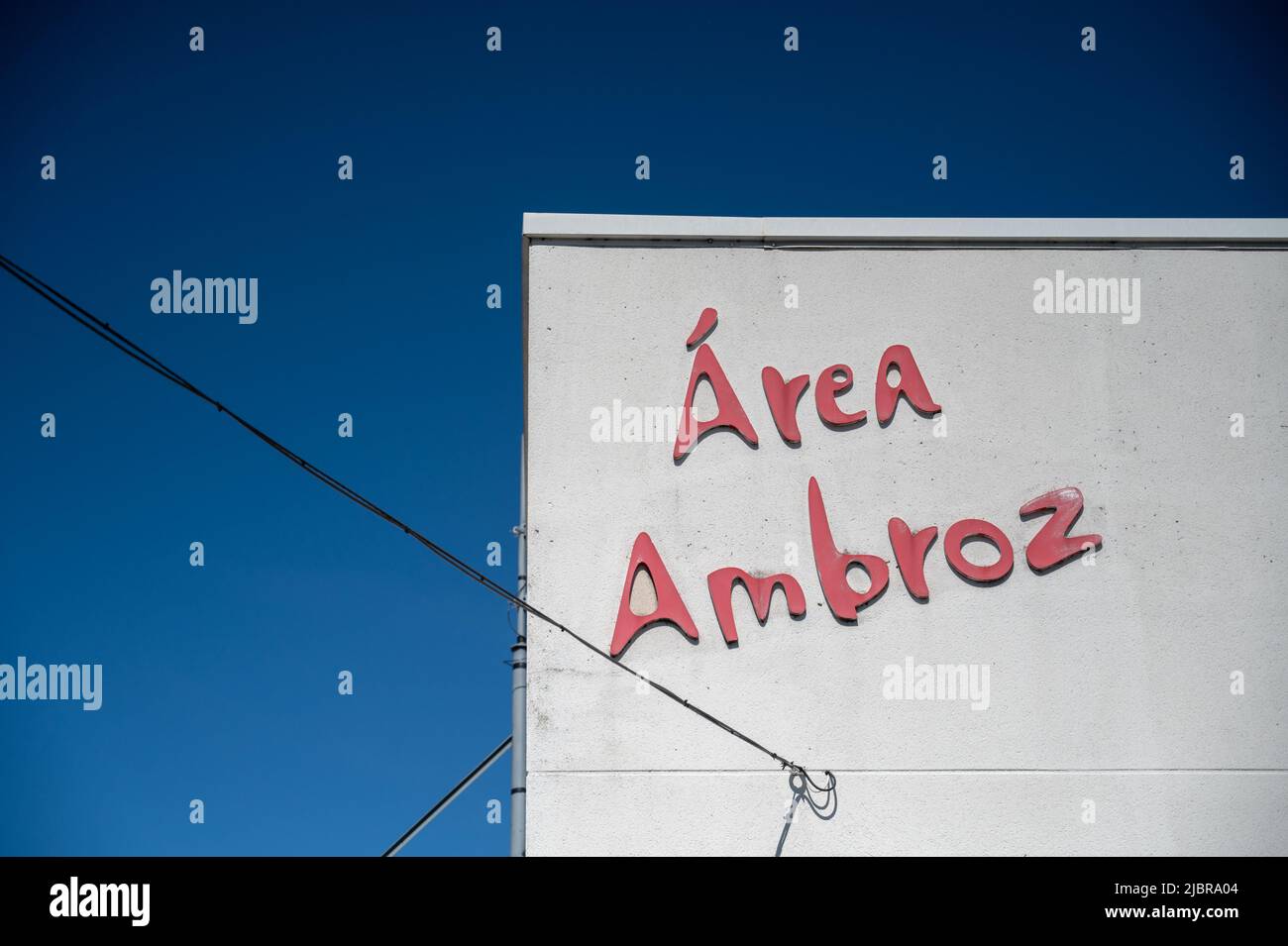 Bereich Ambrose, ein rotes Schild auf einem Café an einer Autobahn in Spanien. Bunt gegen einen blauen Himmel. Stockfoto