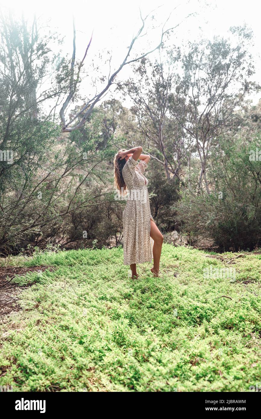 Bohemian Mädchen tragen Maxi-Kleid im Wald Garten Stockfoto