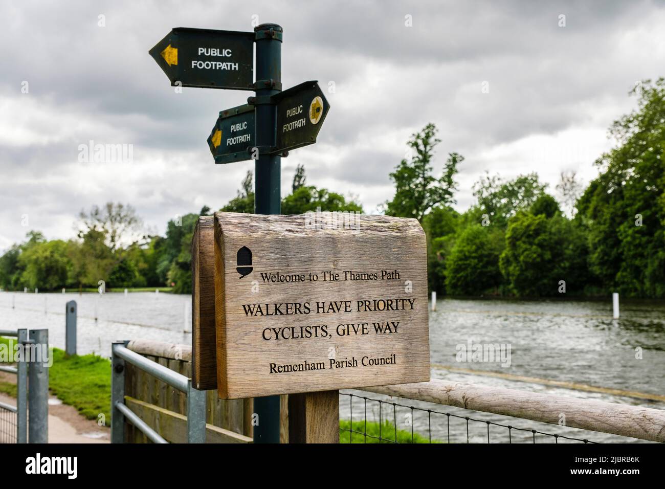 Schild am Themse-Pfad neben der Themse in der Nähe von Henley. Remenham, Berlin, England, Großbritannien Stockfoto