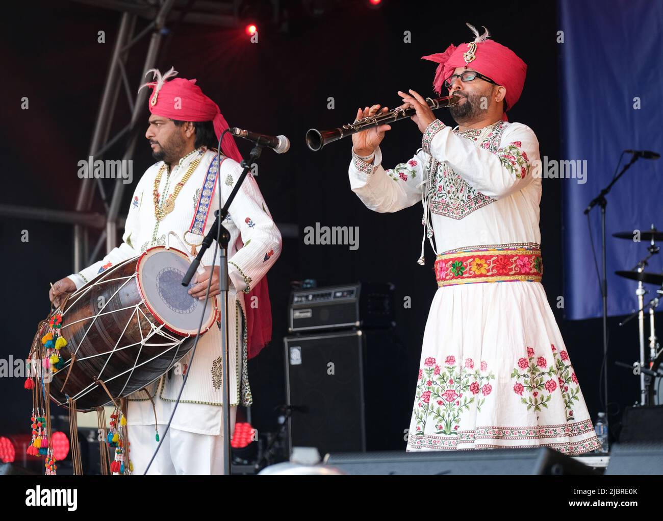 Die Rajasthan Heritage Brass Band spielt beim Wychwood Festival, Cheltenham, Großbritannien. 5. Juni 2022 Stockfoto