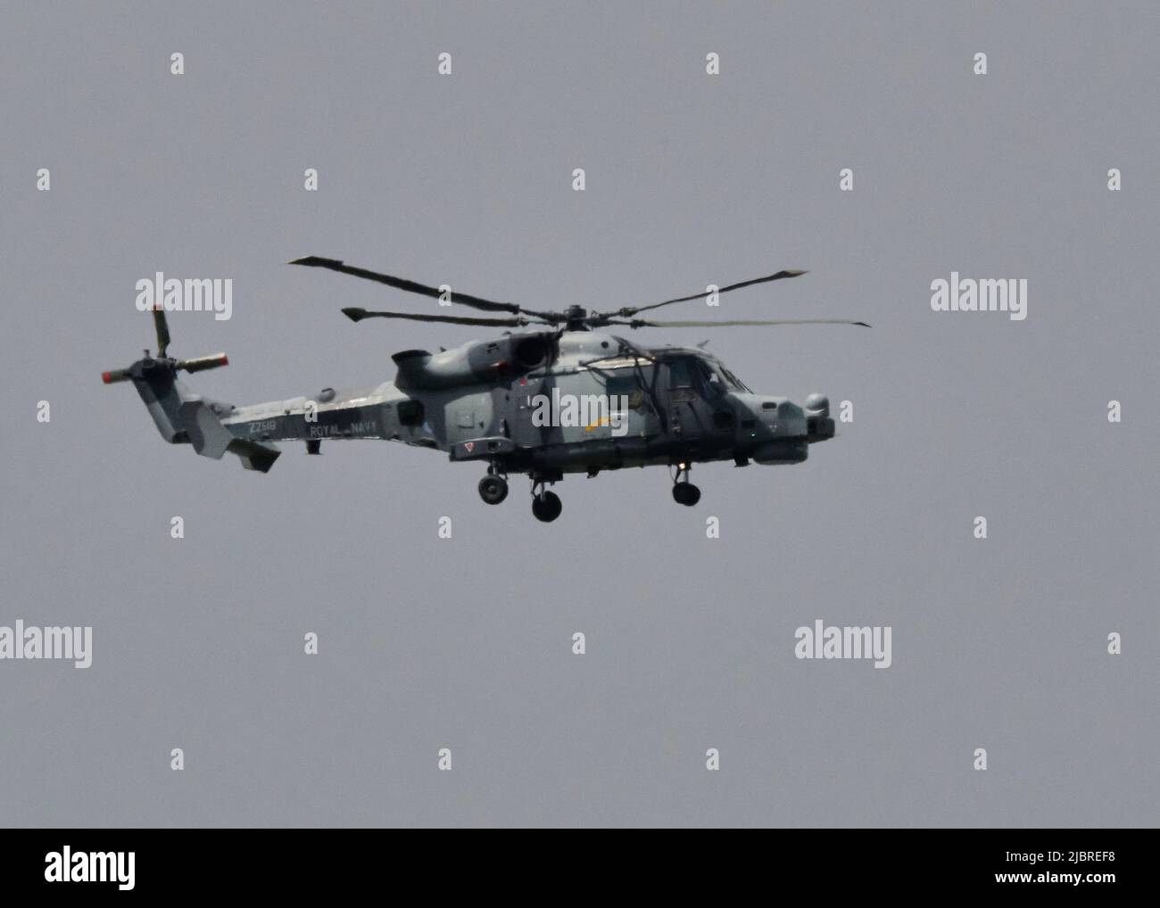 Newton Abbot, Großbritannien. 08.. Juni 2022. Ein Royal Navy Wildcat Helikopter ist unterwegs, um den Verkehr entlang der A38 in der Nähe von Ashburton, Devon, zu überwachen. Kredit: Will Tudor/Alamy Live Nachrichten Stockfoto