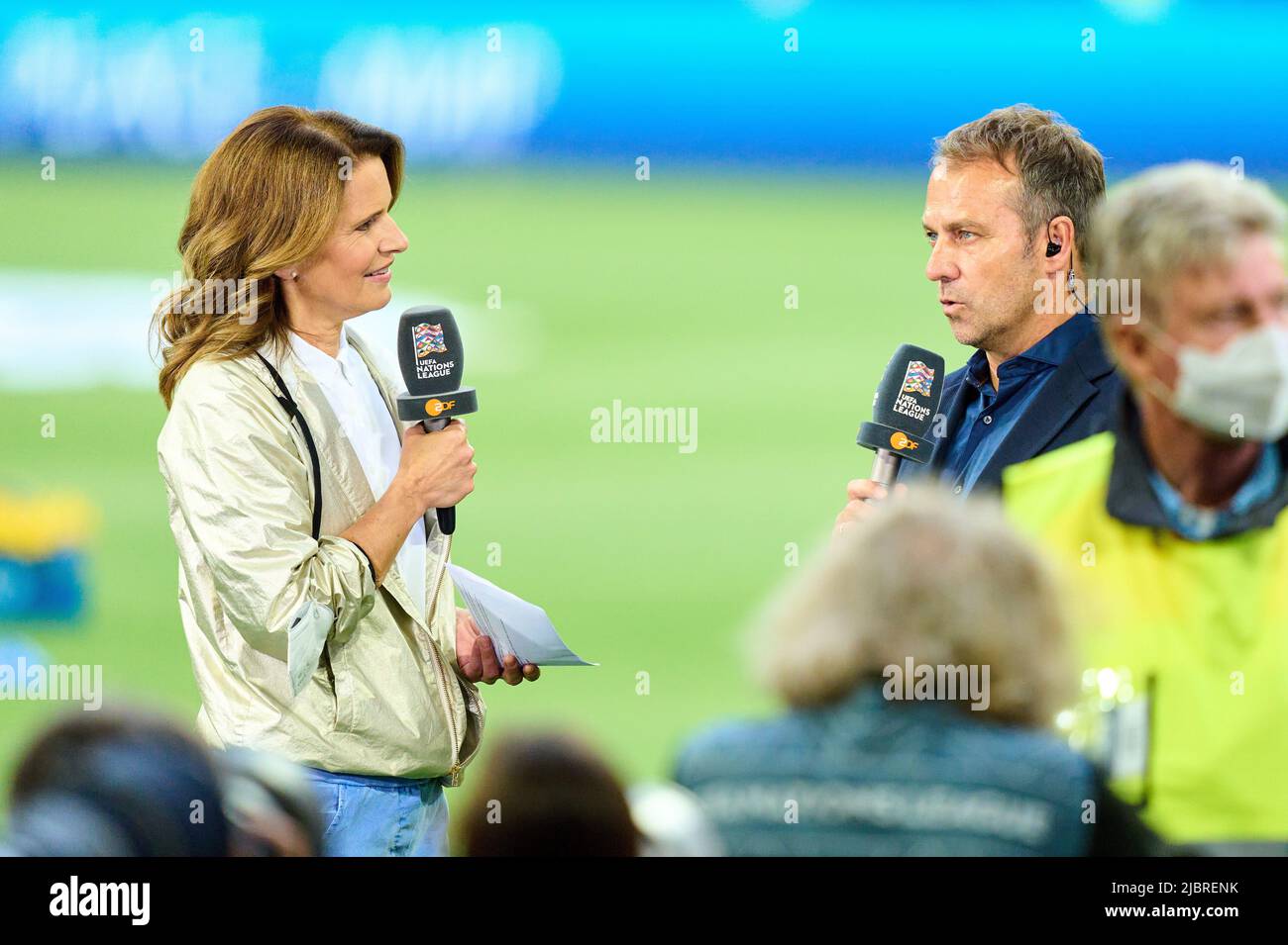 München, Deutschland. Juni 7. 2022: München, Deutschland. 07.. Juni 2022. Katrin Müller-Hohenstein, ZDF-moderatorin, Sportmoderatorin, Moderatorin, DFB-Cheftrainer Hans-Dieter Hansi Flick, Bundesstrainer, Nationaltrainer, beim Spiel der UEFA Nations League 2022 DEUTSCHLAND - ENGLAND 1-1 in der Saison 2022/2023 am 07. Juni 2022 in München. Quelle: Peter Schatz/Alamy Live News Stockfoto