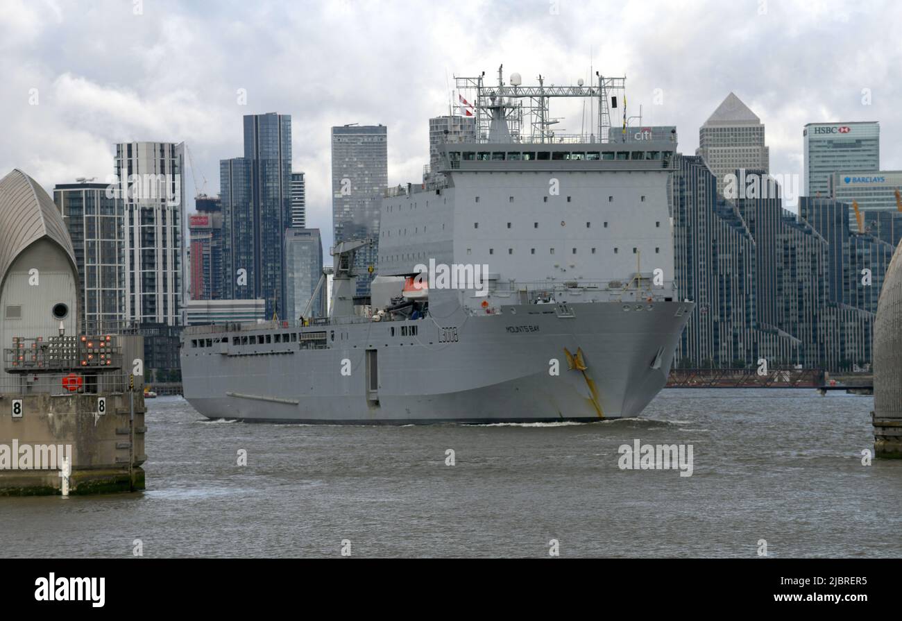 08/06/2022 Thames Barrier Woolwich UK RFA Mounts Bay A 176,6m (579,4ft) Royal Navy Bay-Class Hilfs-Landeanlegestelle fährt durch die Themse Barr Stockfoto