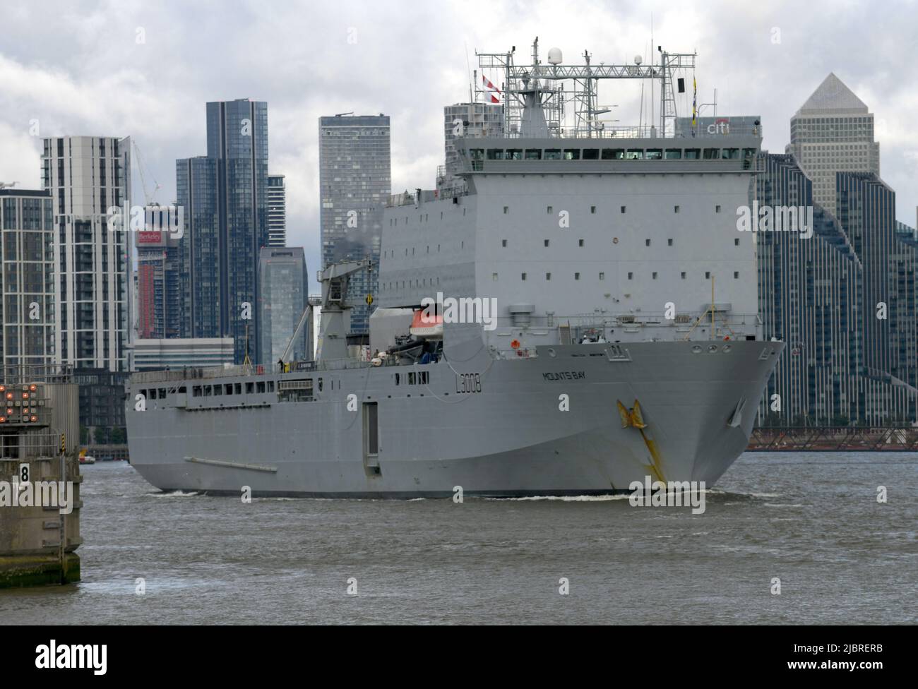 08/06/2022 Thames Barrier Woolwich UK RFA Mounts Bay A 176,6m (579,4ft) Royal Navy Bay-Class Hilfs-Landeanlegestelle fährt durch die Themse Barr Stockfoto
