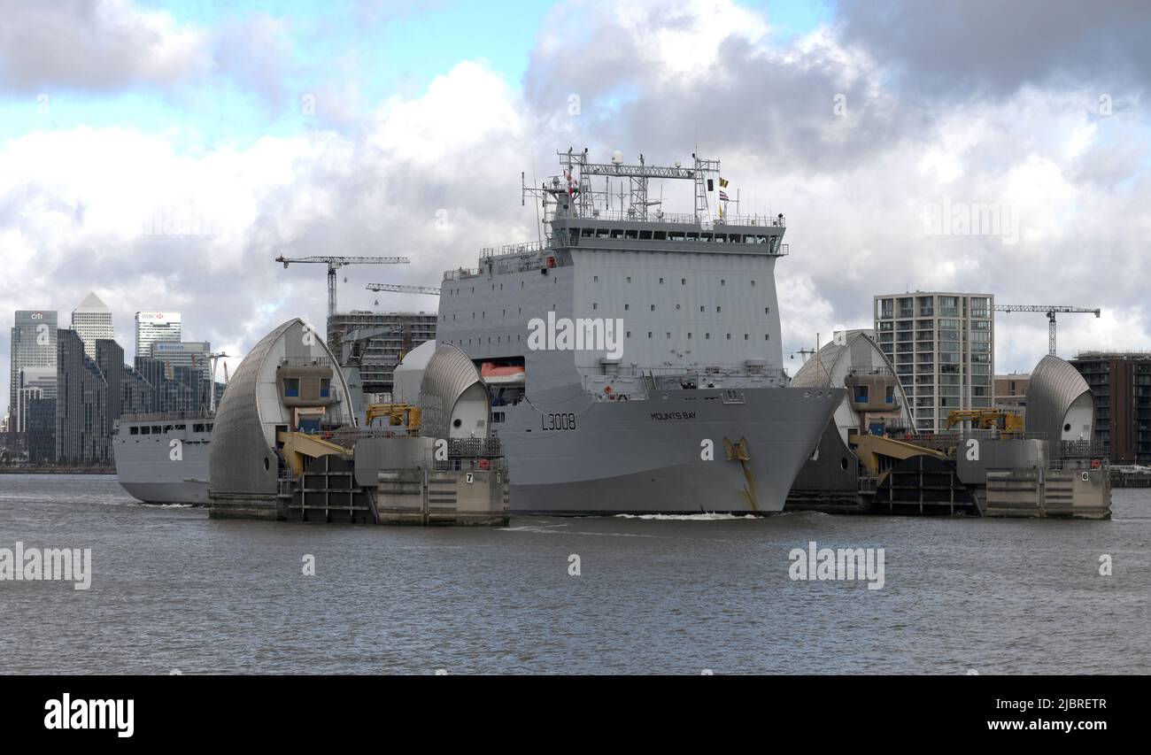 08/06/2022 Thames Barrier Woolwich UK RFA Mounts Bay A 176,6m (579,4ft) Royal Navy Bay-Class Hilfs-Landeanlegestelle fährt durch die Themse Barr Stockfoto