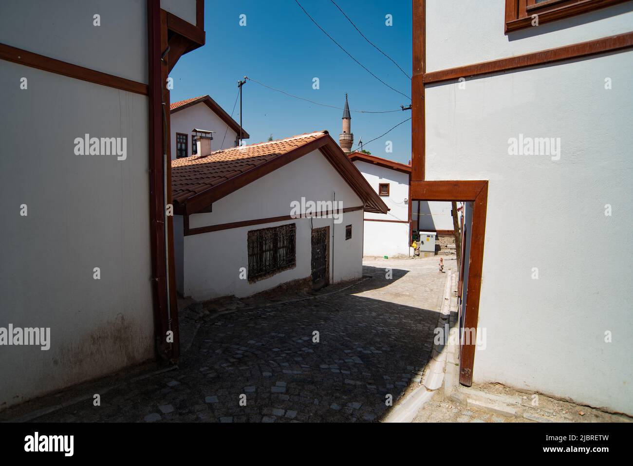 Ankara, Türkei. Juni 6. 2022 restaurierte alte Häuser innerhalb der Stadtmauern von Ankara-Schloss, der alten Stadtbefestigung der türkischen Hauptstadt, zentral Stockfoto