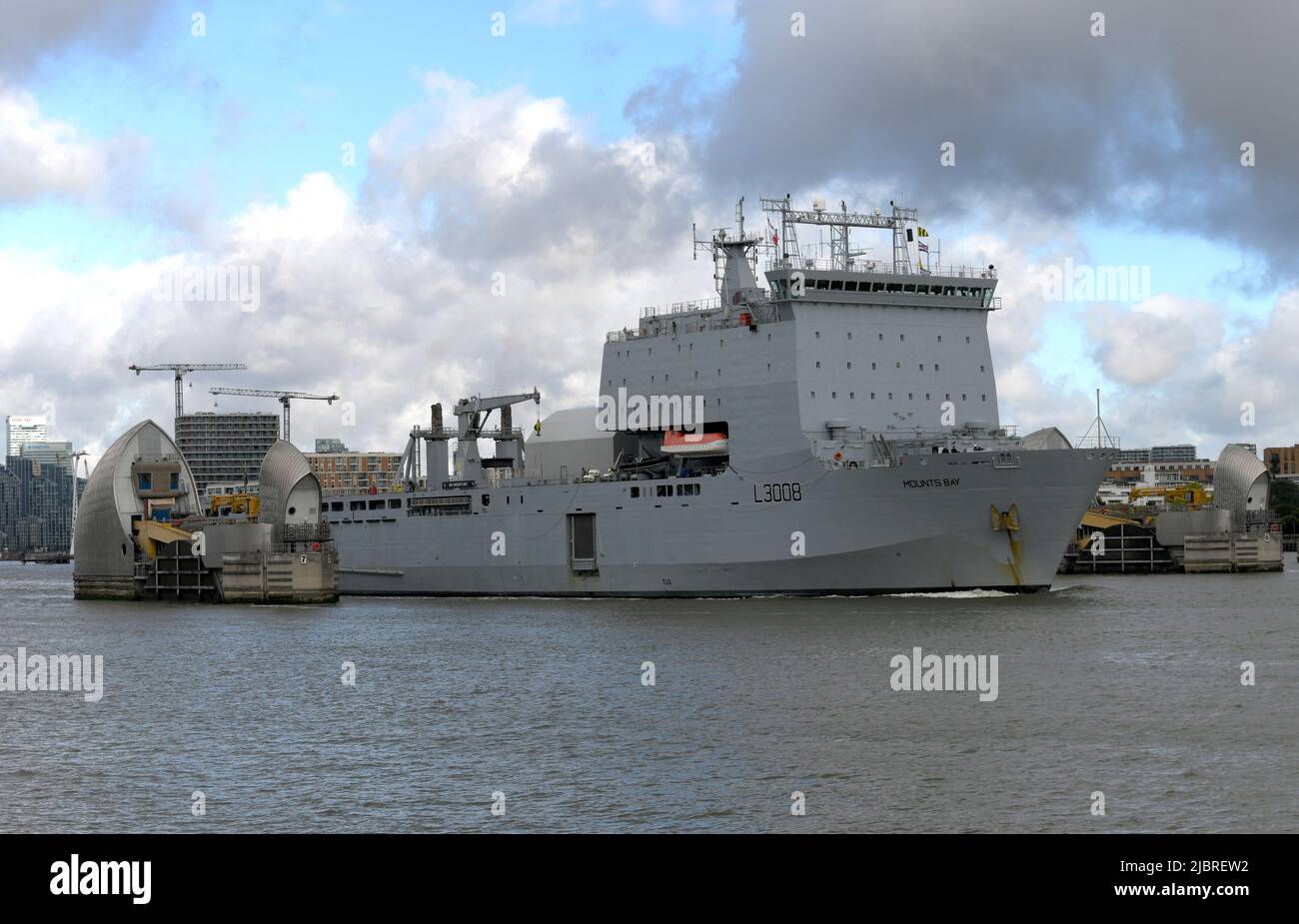 08/06/2022 Thames Barrier Woolwich UK RFA Mounts Bay A 176,6m (579,4ft) Royal Navy Bay-Class Hilfs-Landeanlegestelle fährt durch die Themse Barr Stockfoto