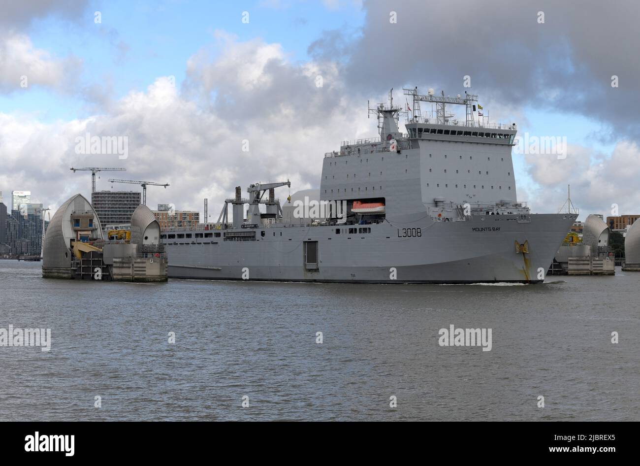 08/06/2022 Thames Barrier Woolwich UK RFA Mounts Bay A 176,6m (579,4ft) Royal Navy Bay-Class Hilfs-Landeanlegestelle fährt durch die Themse Barr Stockfoto