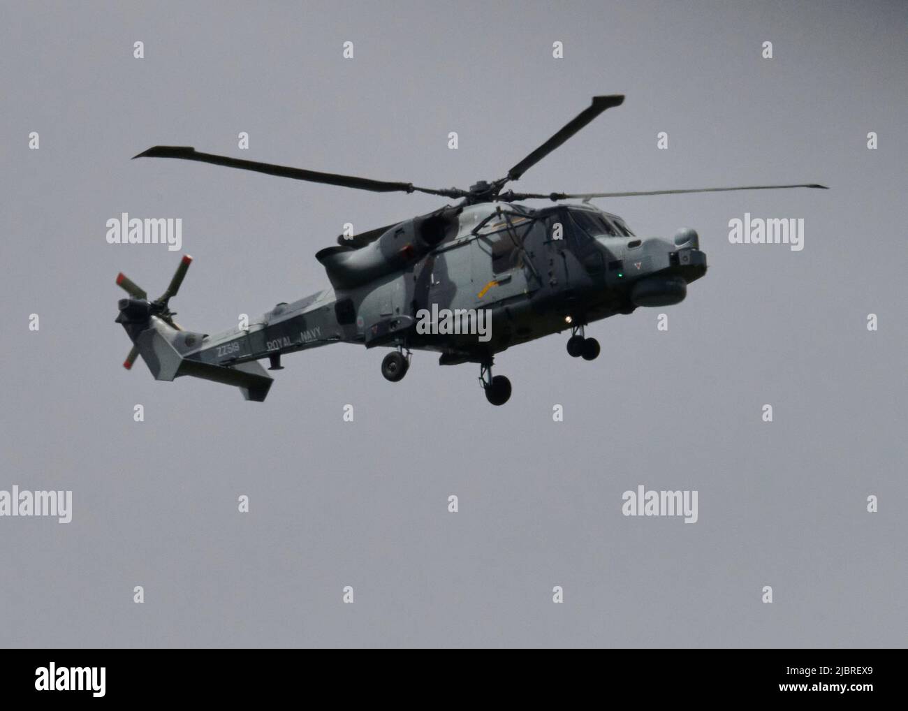 Newton Abbot, Großbritannien. 08.. Juni 2022. Ein Royal Navy Wildcat Helikopter ist unterwegs, um den Verkehr entlang der A38 in der Nähe von Ashburton, Devon, zu überwachen. Kredit: Will Tudor/Alamy Live Nachrichten Stockfoto