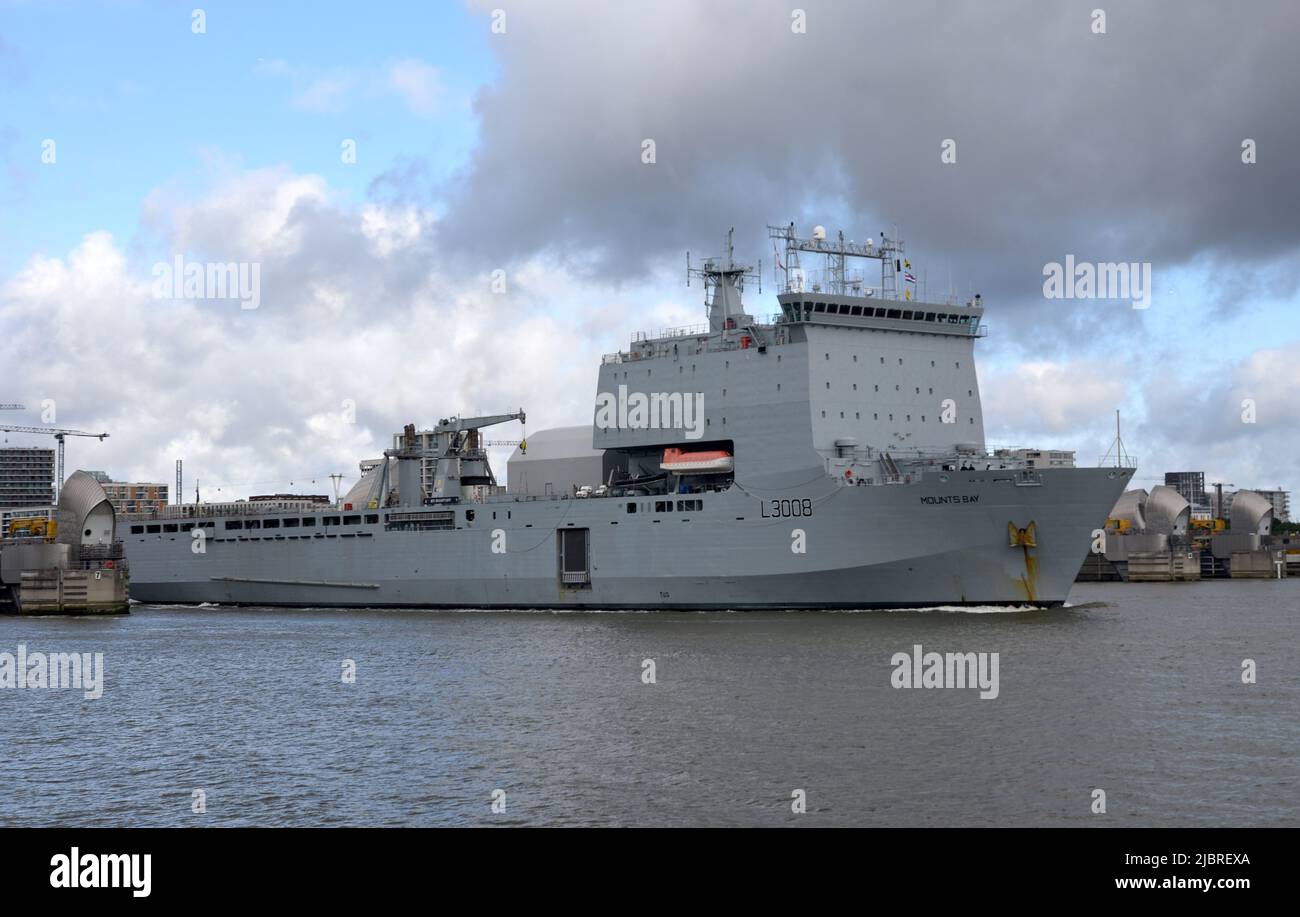 08/06/2022 Thames Barrier Woolwich UK RFA Mounts Bay A 176,6m (579,4ft) Royal Navy Bay-Class Hilfs-Landeanlegestelle fährt durch die Themse Barr Stockfoto