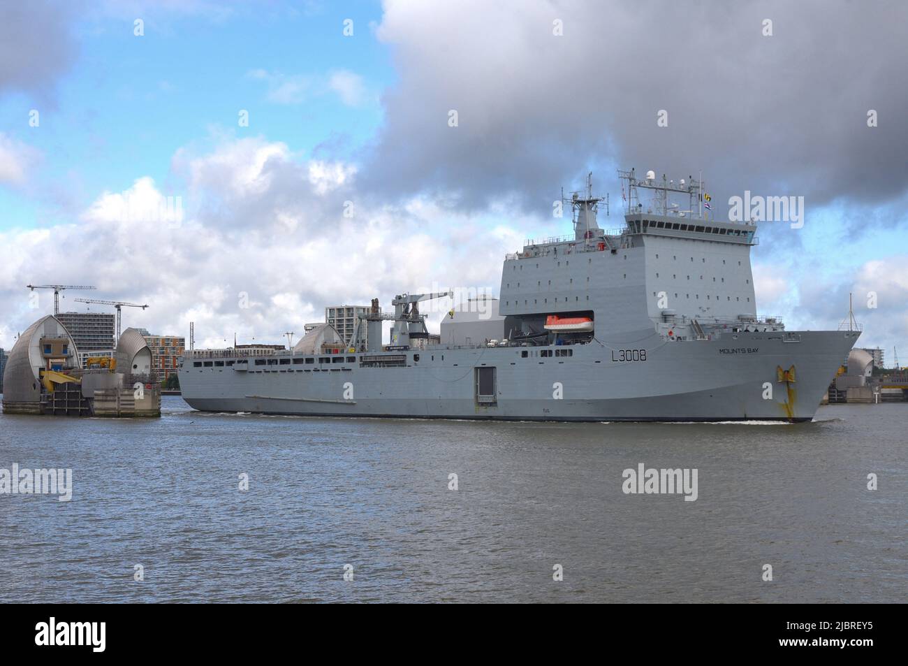 08/06/2022 Thames Barrier Woolwich UK RFA Mounts Bay A 176,6m (579,4ft) Royal Navy Bay-Class Hilfs-Landeanlegestelle fährt durch die Themse Barr Stockfoto