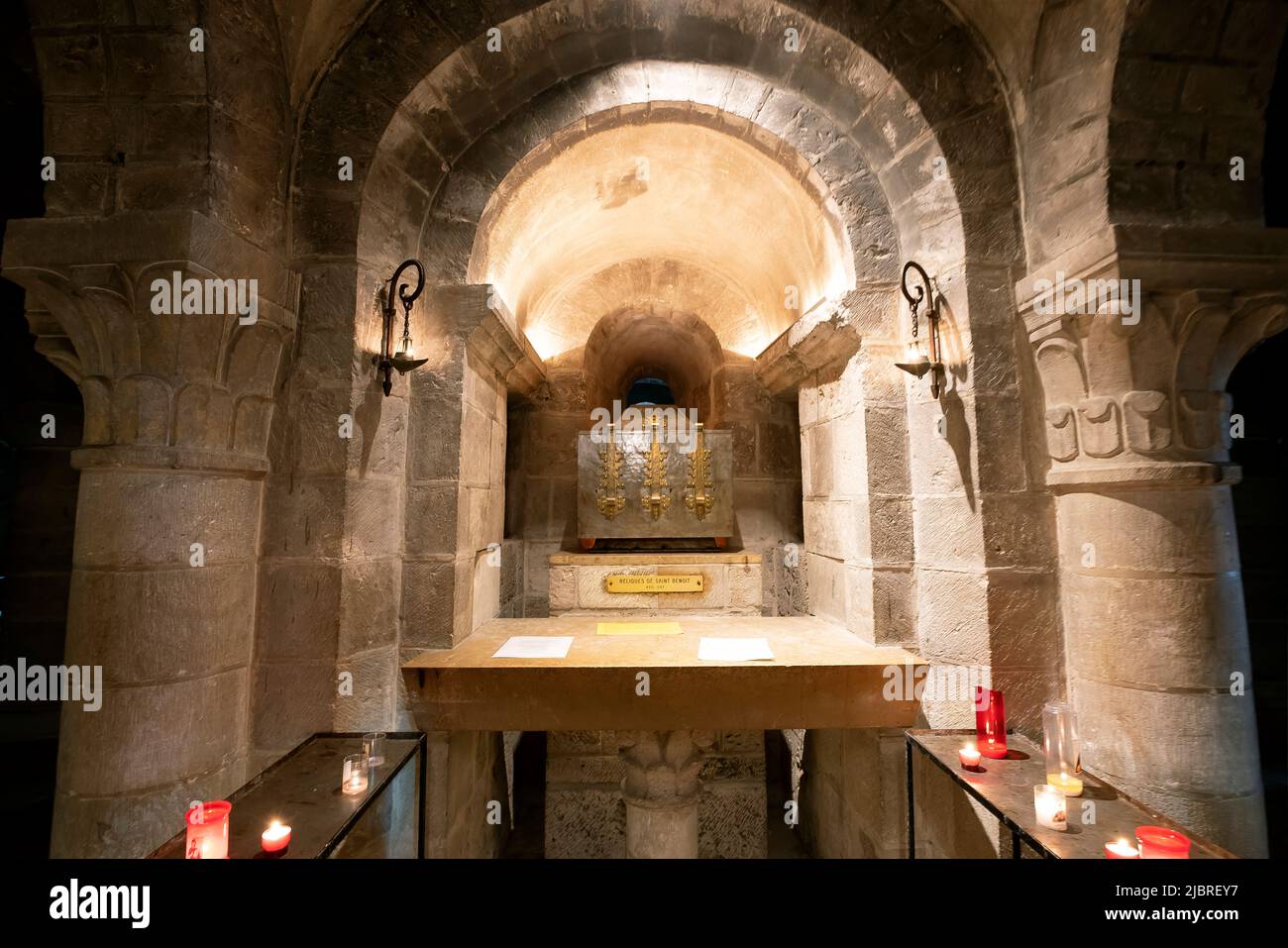 Das Heiligtum und die Krypta. Dieses im Jahr 1108 geweihte, leuchtende Heiligtum dient als kostbarer Fall für die Reliquie. Loiret Abteilung in Nord-Zentral Fr. Stockfoto