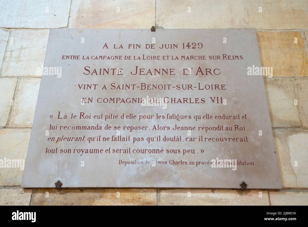 Plakette, die den Durchgang von St. Jeanne d'Arc und Karl VII. Bezeugt Die romanische Abteikirche St. Benoit sur Loire (Abbaye de Fleury). Loiret depa Stockfoto