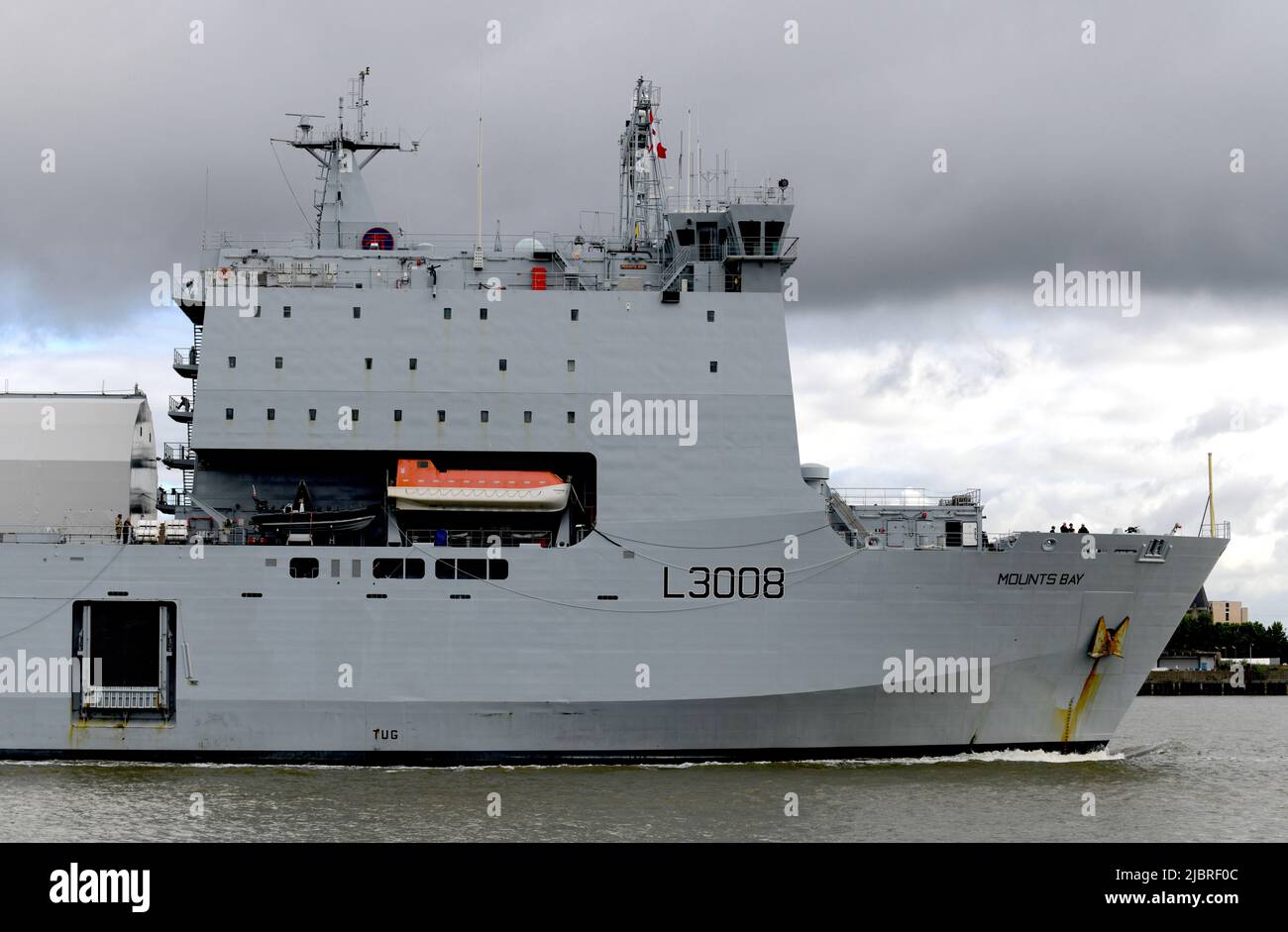 08/06/2022 Thames Barrier Woolwich UK RFA Mounts Bay A 176,6m (579,4ft) Royal Navy Bay-Class Hilfs-Landeanlegestelle fährt durch die Themse Barr Stockfoto