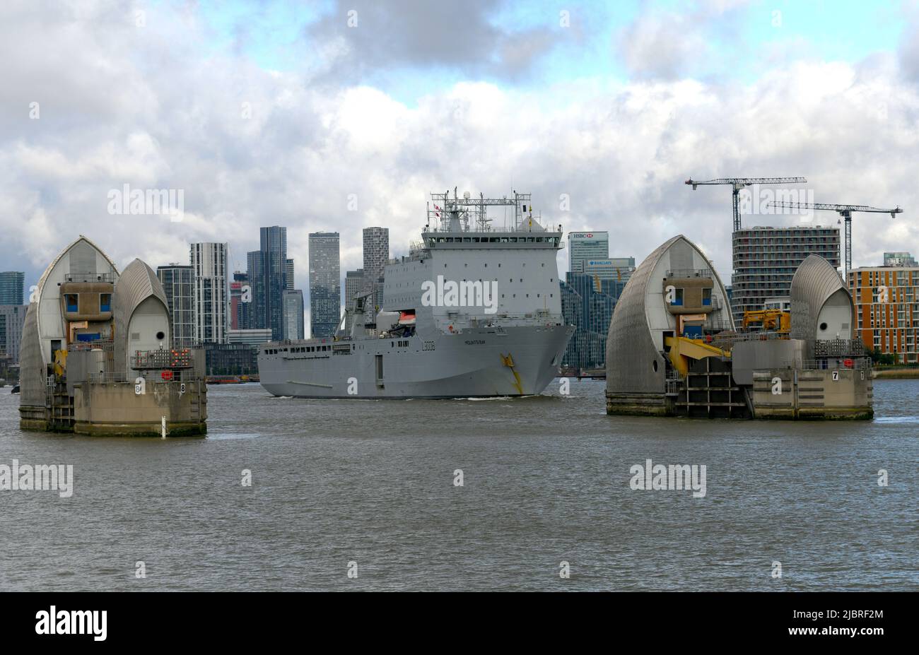 08/06/2022 Thames Barrier Woolwich UK RFA Mounts Bay A 176,6m (579,4ft) Royal Navy Bay-Class Hilfs-Landeanlegestelle fährt durch die Themse Barr Stockfoto