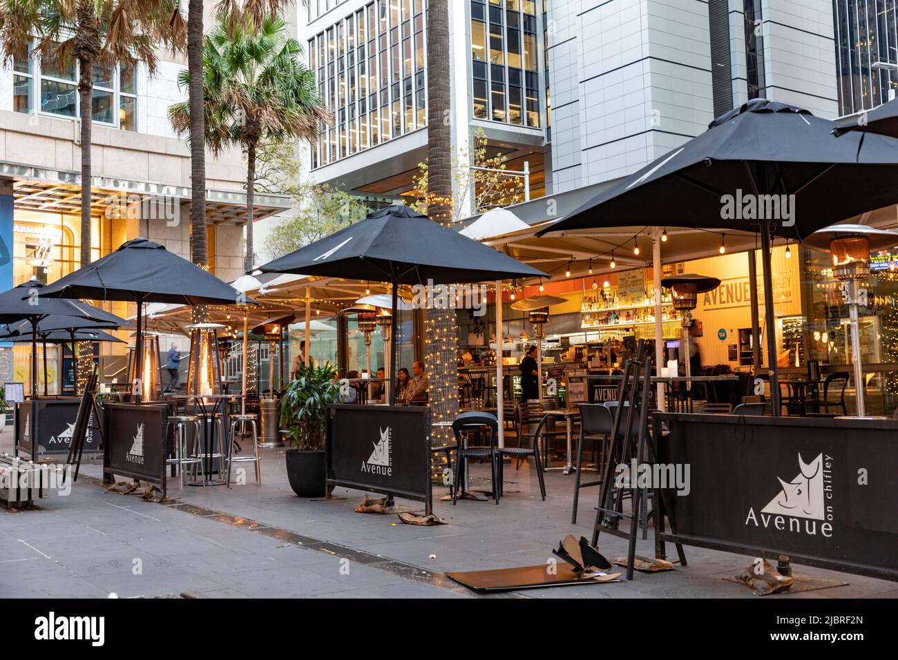 Sydney Cafe und Restaurant im Chifley Tower im Stadtzentrum, früher Winterabend mit eingeschaltetem Licht, Sydney, Australien Stockfoto