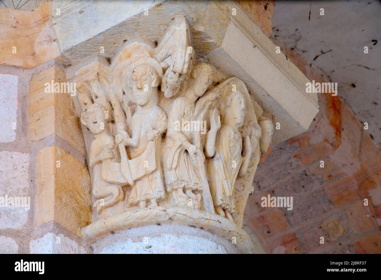 Geschnitzte Kapitelle in der romanischen Abteikirche St. Benoit sur Loire (Abbaye de Fleury). Loiret-Abteilung im Nord-zentralen Frankreich. Stockfoto