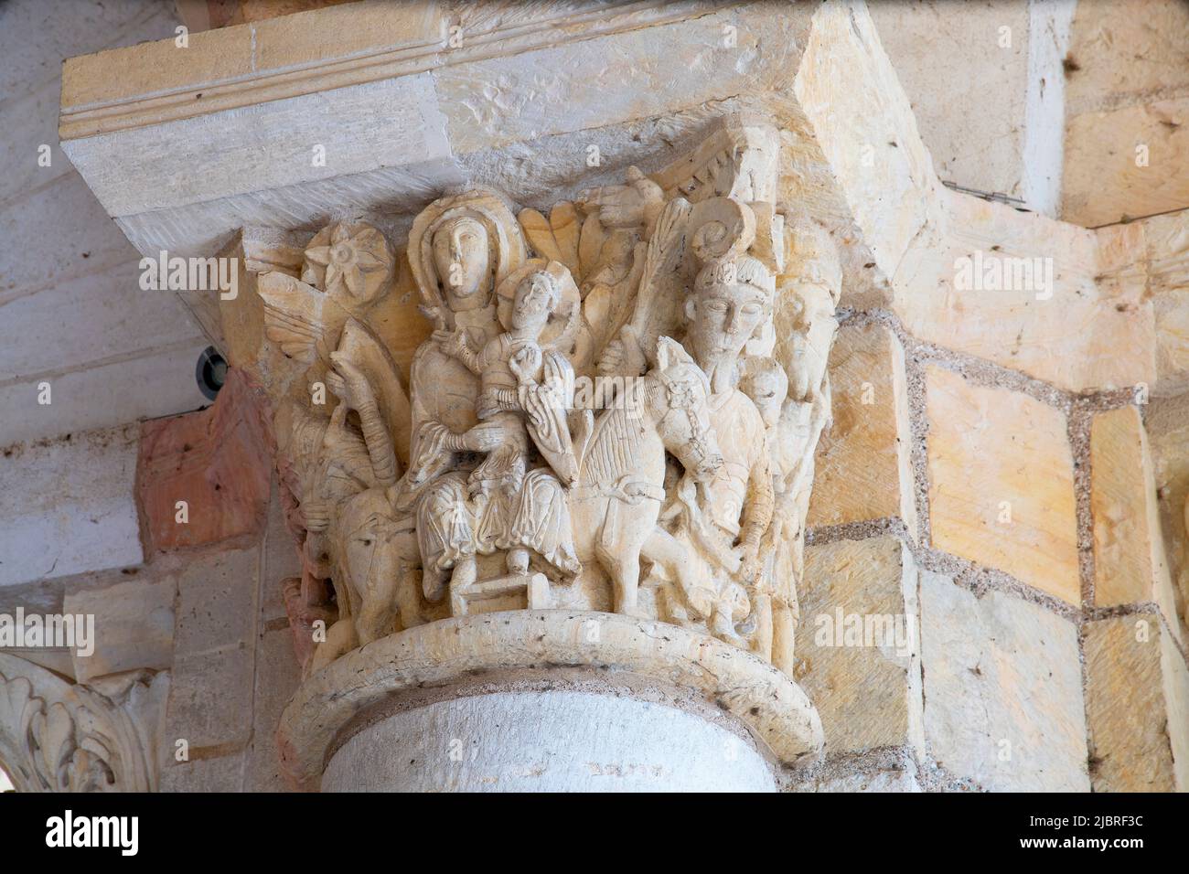 Geschnitzte Kapitelle in der romanischen Abteikirche St. Benoit sur Loire (Abbaye de Fleury). Loiret-Abteilung im Nord-zentralen Frankreich. Stockfoto