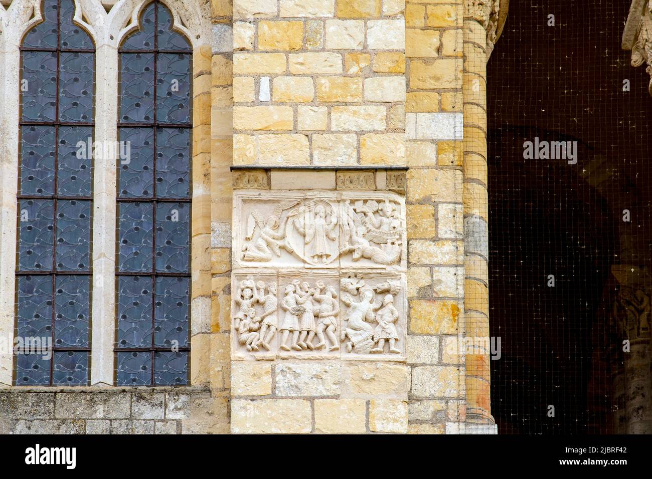 Das Basrelief aus dem 12.. Jahrhundert der Steinigung des Hl.Stephanus, Fassade der romanischen Abteikirche St. Benoit sur Loire (Abbaye de Fleury). Abfahrt Loiret Stockfoto