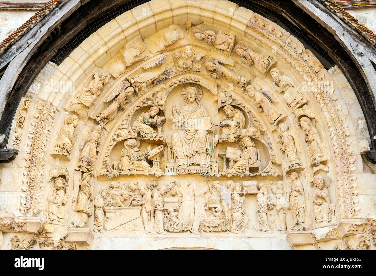 Das Nordportal (Christi in seiner Herrlichkeit) der romanischen Abteikirche St. Benoit sur Loire (Abbaye de Fleury). Loiret-Abteilung in Nord-Zentral-F Stockfoto