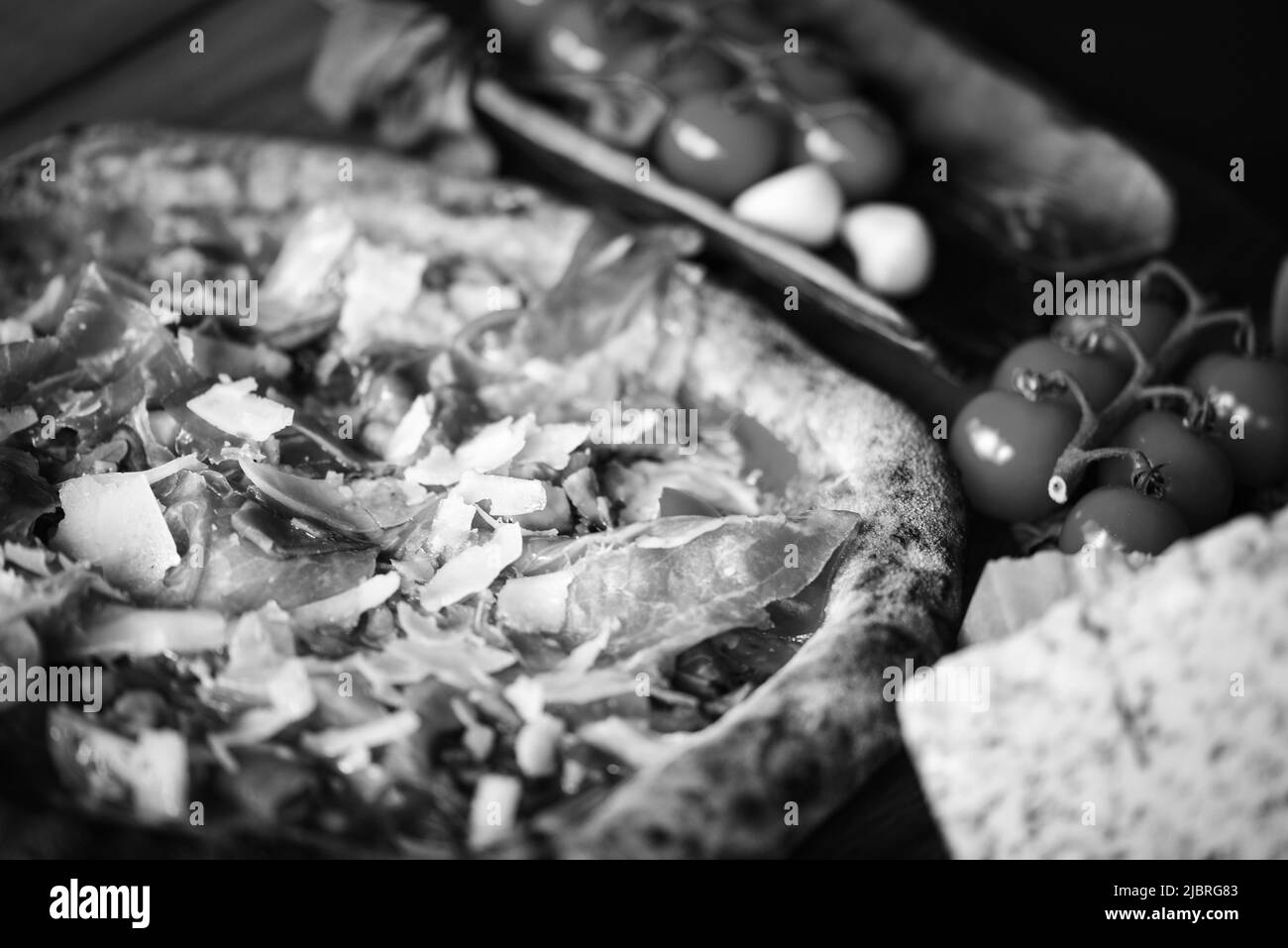 Köstliche italienische Pizza mit frischen Zutaten Stockfoto