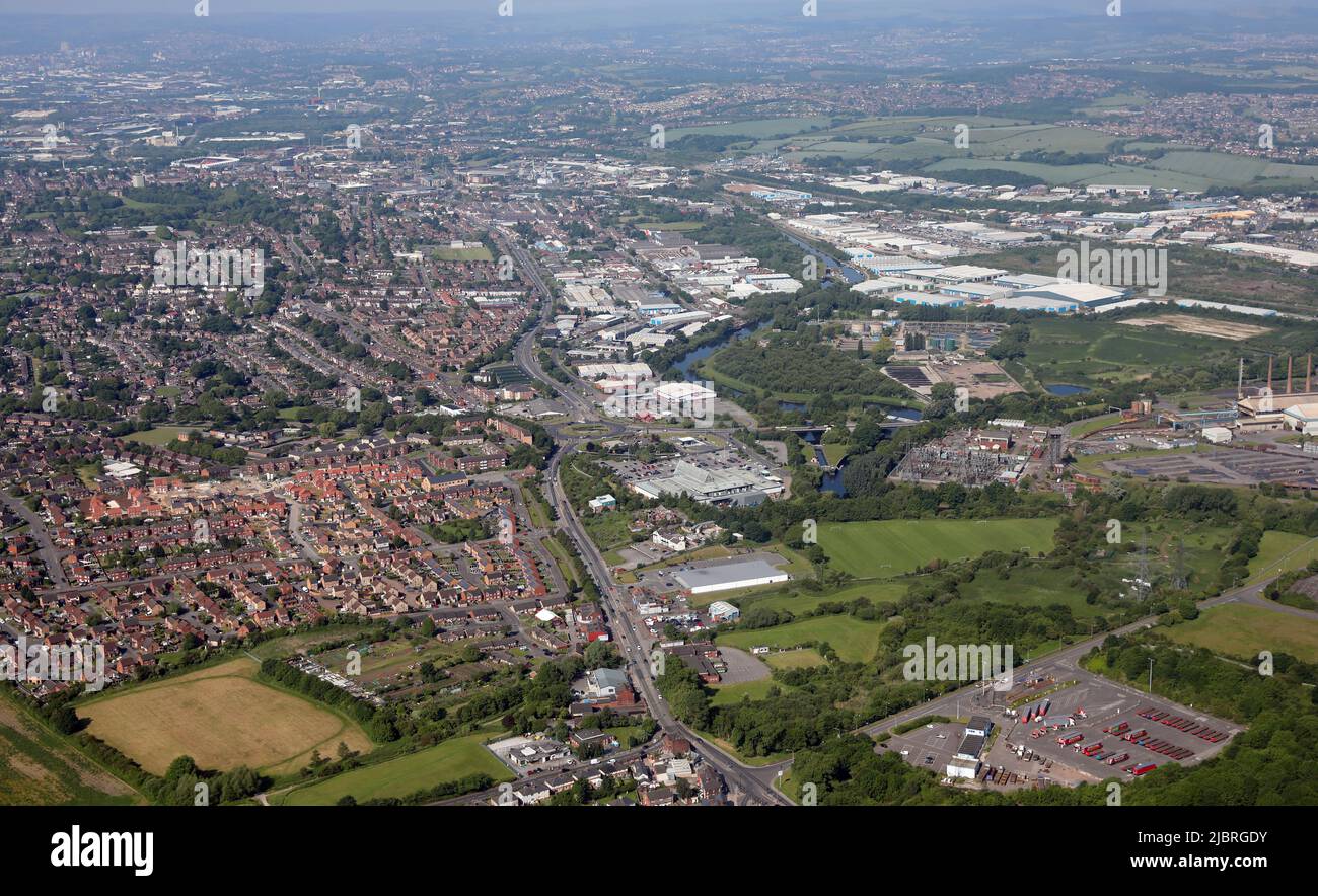 Luftaufnahme mit Blick nach Westen auf der Straße A630 in Richtung Rotherham Stadtzentrum, South Yorkshire. Asda Rotherham Superstore im Vordergrund. Stockfoto