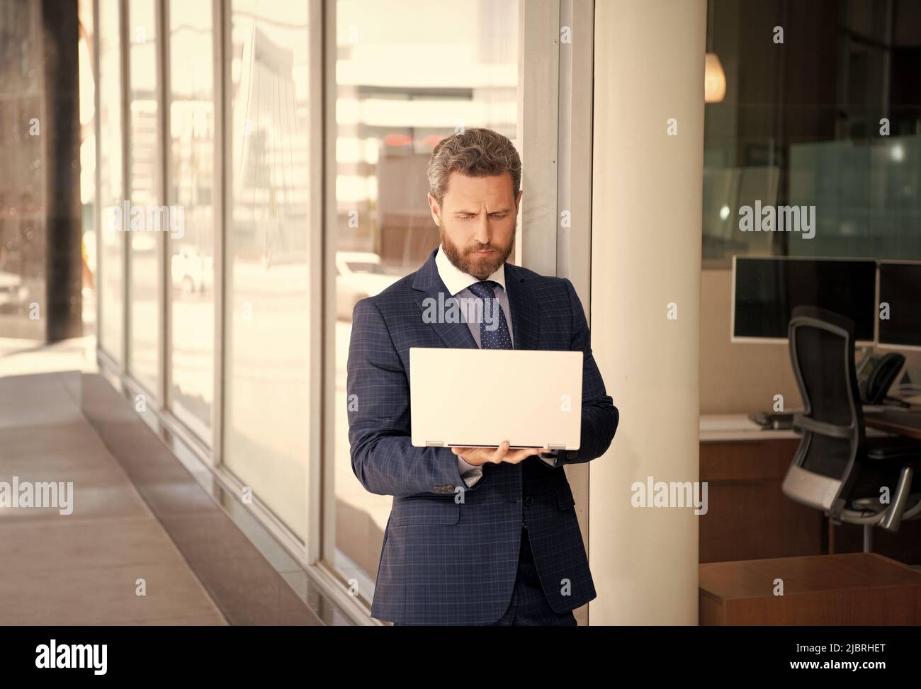 Bärtiger Unternehmer oder Manager. Agiles Geschäft. Professioneller Netzwerkadministrator Stockfoto
