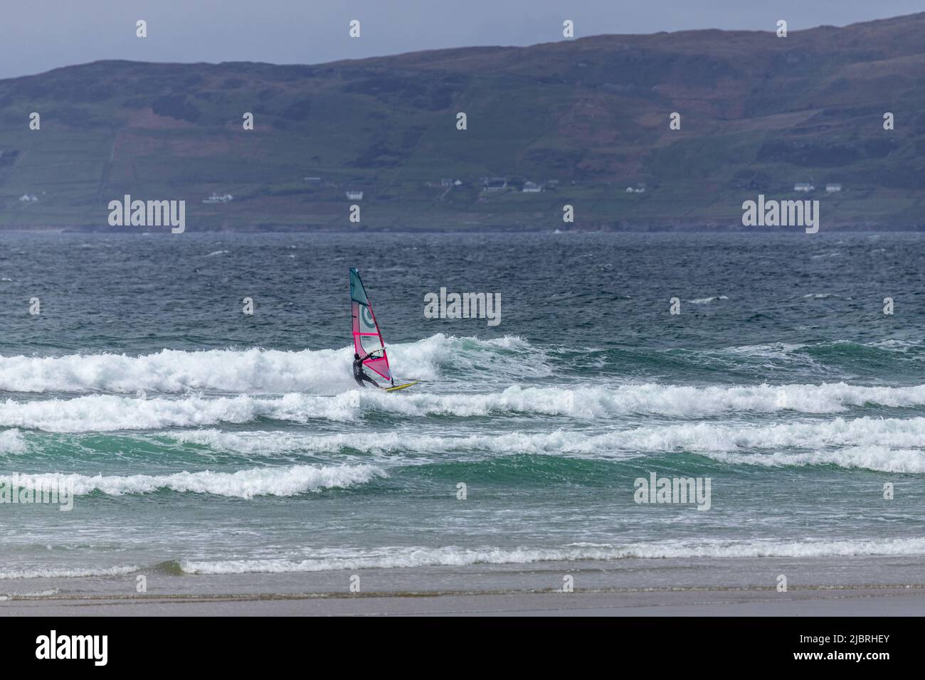 Windsurfer am Carrownisky Beach, County Mayo, Irland Stockfoto