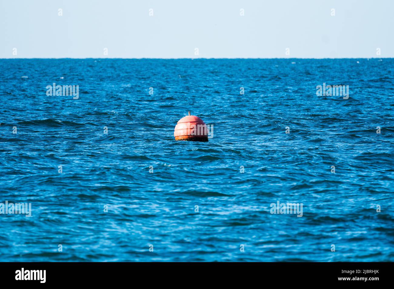 Angeln Boje auf dem Meer Wasser oder Ozean Konzept Fischerei Industrie oder Freizeit abstrakten Hintergrund Stockfoto