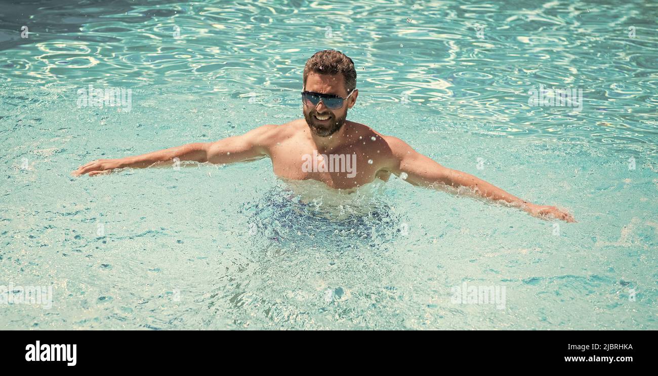 Fröhlicher Mann im Pool. Poolparty. Sommerstimmung Konzept. Sommerurlaub. Stockfoto