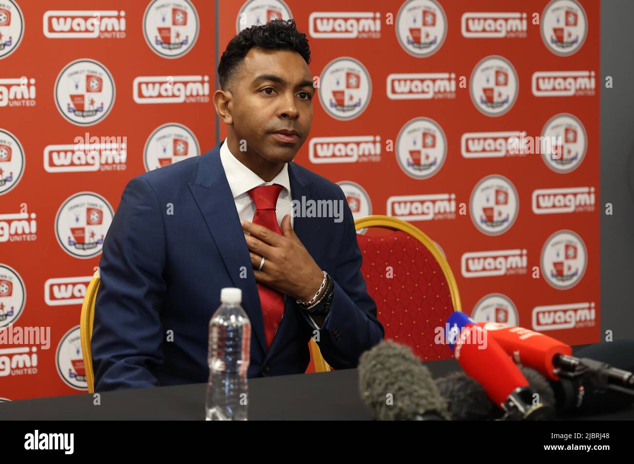 Crawley, Großbritannien. 8.. Juni 2022. Kevin Betsy, der neue Manager des Crawley Town Football Club, während einer Pressekonferenz im Broadfield Stadium in Crawley. Quelle: James Boardman/Alamy Live News Stockfoto