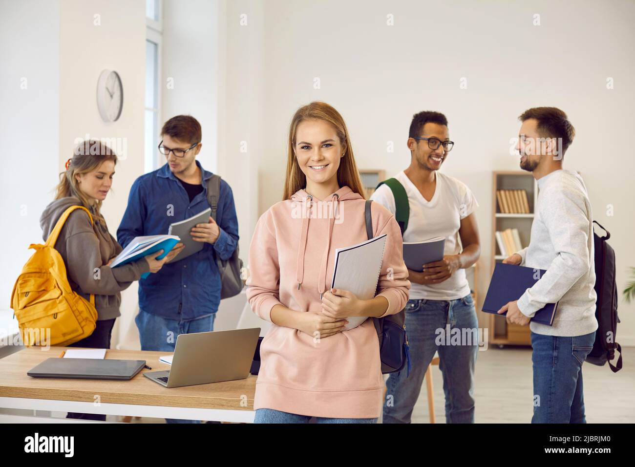 Porträt einer glücklichen Schülerin im Klassenzimmer vor dem Hintergrund einer multirassischen Klassenkameradin. Stockfoto