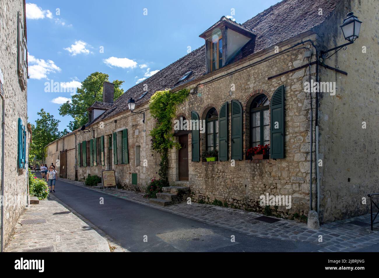 Provins, Frankreich - 31. Mai 2020: Straßenszene mit alten Häusern in der mittelalterlichen Stadt Provins, Departement seine-et-Marne, Region Ile-de-France Stockfoto