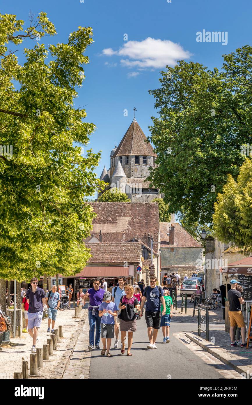 Provins, Frankreich - 31. Mai 2020: Straßenszene mit alten Häusern in der mittelalterlichen Stadt Provins, Departement seine-et-Marne, Region Ile-de-France Stockfoto