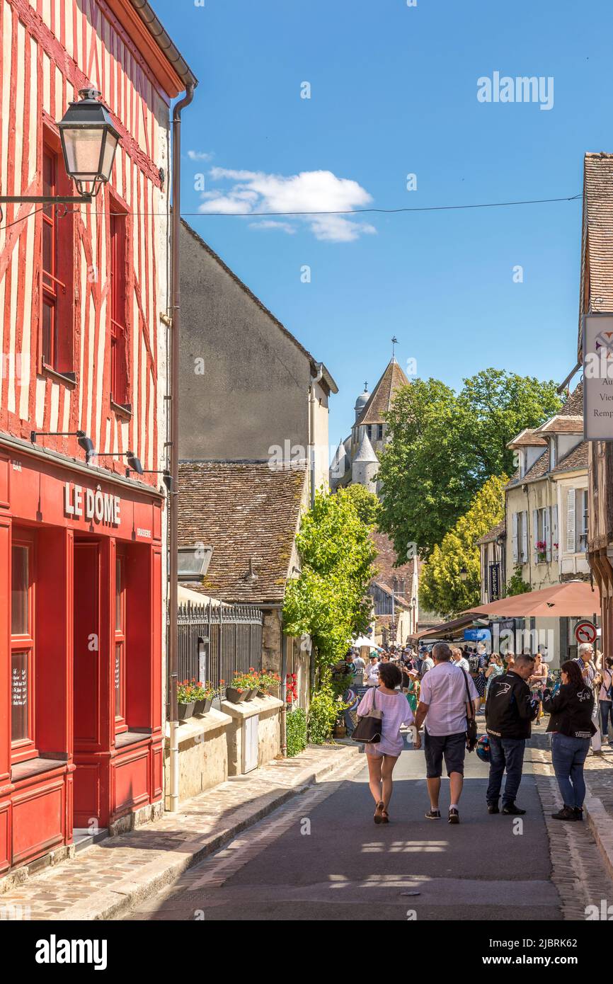Provins, Frankreich - 31. Mai 2020: Straßenszene mit alten Häusern in der mittelalterlichen Stadt Provins, Departement seine-et-Marne, Region Ile-de-France Stockfoto