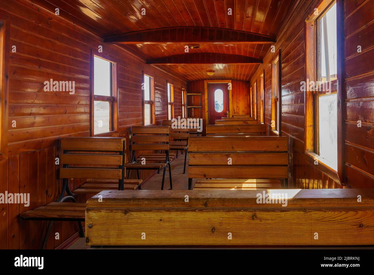 Wadi Rum, Jordanien - 22. Oktober 2021: Ansicht eines restaurierten osmanischen Zugwagens, in der Wadi Rum Station des Al Hijaz Dampfzugs, Südjordanien Stockfoto