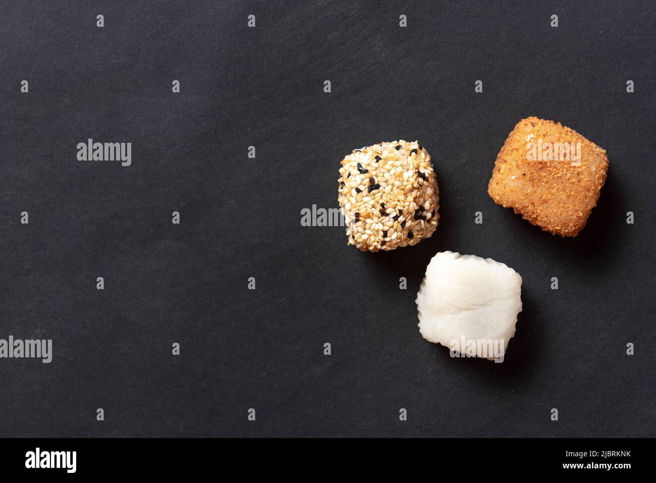 Mochi auf dem dunklen Hintergrund. Japan süß Stockfoto