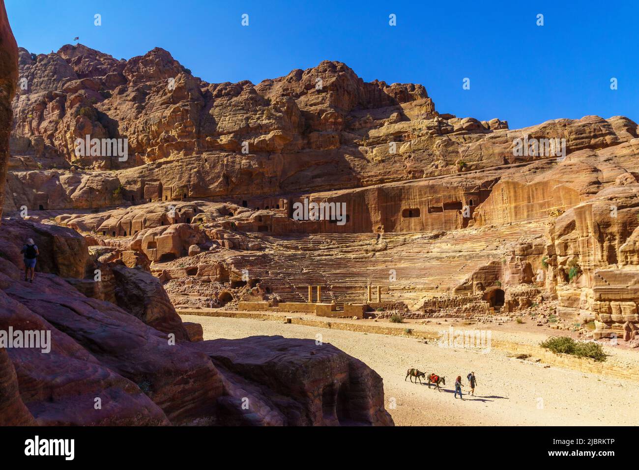 Petra, Jordanien - 23. Oktober 2021: Blick auf das Theater, mit Besuchern, in der alten nabatäischen Stadt Petra, Südjordanland Stockfoto