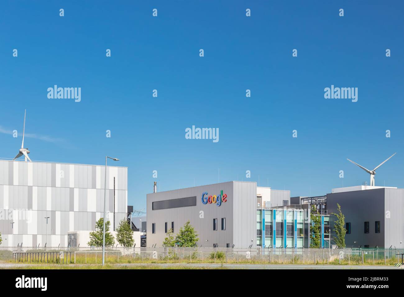Eemshaven, Niederlande - 2. Juni 2022: Eingangsansicht eines Google-Rechenzentrums vor einem klaren blauen Himmel in Eemshaven, Niederlande Stockfoto