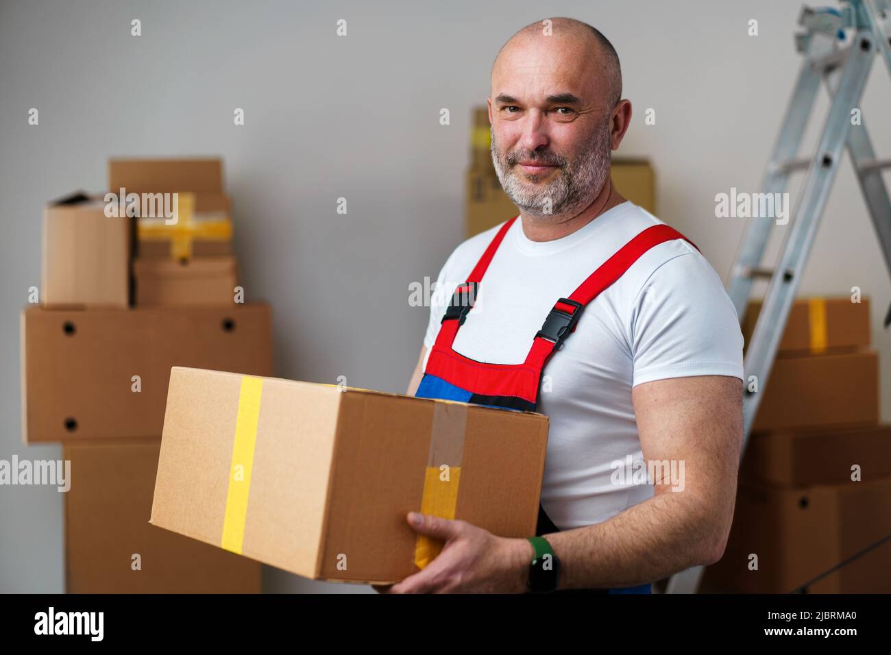 Mann im mittleren Alter in uniformem Karton, Porträt Stockfoto