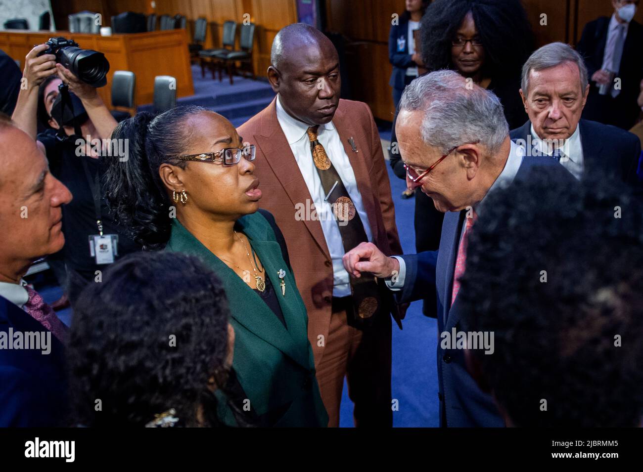Washington, Vereinigte Staaten Von Amerika. 07.. Juni 2022. Kimberly Salter, links, Ehefrau des Tops Security Guard Aaron Salter, Jr., der in Buffalo, New York, starb, bittet den Massenschießanführer des US-Senats, Chuck Schumer (Demokrat von New York), rechts, „etwas zu tun“, Nach einer Anhörung des Senatsausschusses zur Untersuchung der Bedrohung durch den inländischen Terrorismus nach dem Angriff von Buffalo im Hart Senate Office Building in Washington, DC, Dienstag, den 7. Juni 2022. Quelle: Rod Lampey/CNP/Sipa USA Quelle: SIPA USA/Alamy Live News Stockfoto