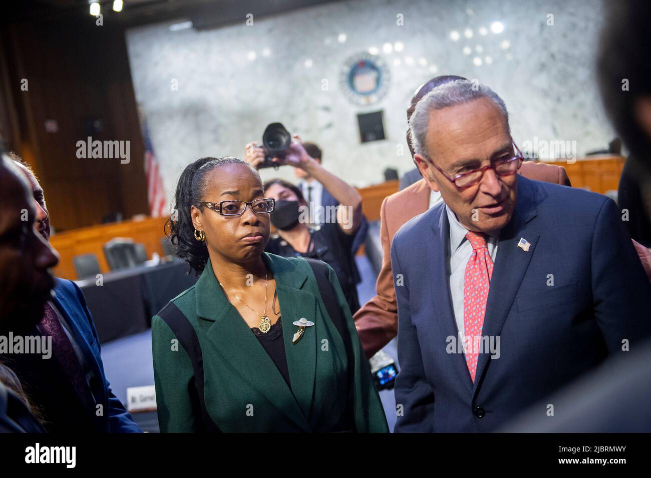 Washington, Vereinigte Staaten Von Amerika. 07.. Juni 2022. Kimberly Salter, links, Ehefrau des Tops Security Guard Aaron Salter, Jr., der in Buffalo, New York, starb, bittet den Massenschießanführer des US-Senats, Chuck Schumer (Demokrat von New York), rechts, „etwas zu tun“, Nach einer Anhörung des Senatsausschusses zur Untersuchung der Bedrohung durch den inländischen Terrorismus nach dem Angriff von Buffalo im Hart Senate Office Building in Washington, DC, Dienstag, den 7. Juni 2022. Quelle: Rod Lampey/CNP/Sipa USA Quelle: SIPA USA/Alamy Live News Stockfoto