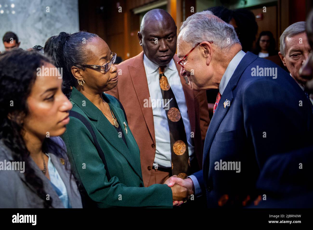 Washington, Vereinigte Staaten Von Amerika. 07.. Juni 2022. Kimberly Salter, links, Ehefrau des Tops Security Guard Aaron Salter, Jr., der in Buffalo, New York, starb, bittet den Massenschießanführer des US-Senats, Chuck Schumer (Demokrat von New York), rechts, „etwas zu tun“, Nach einer Anhörung des Senatsausschusses zur Untersuchung der Bedrohung durch den inländischen Terrorismus nach dem Angriff von Buffalo im Hart Senate Office Building in Washington, DC, Dienstag, den 7. Juni 2022. Quelle: Rod Lampey/CNP/Sipa USA Quelle: SIPA USA/Alamy Live News Stockfoto