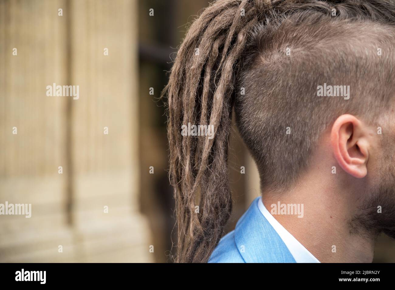 Nahaufnahme der Hipster-Frisur mit Dreadlocks im Freien Stockfoto
