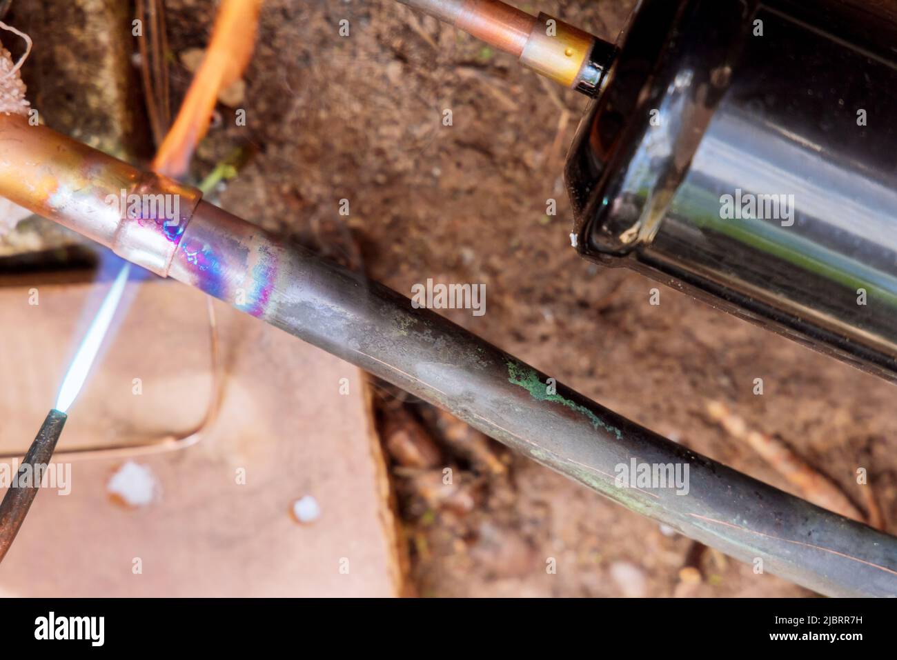 Anschluss des Kupferrohrs an die Außenklimaanlage Stockfoto Anschluss des Kupferrohrs an die Außenklimaanlage Stockfoto