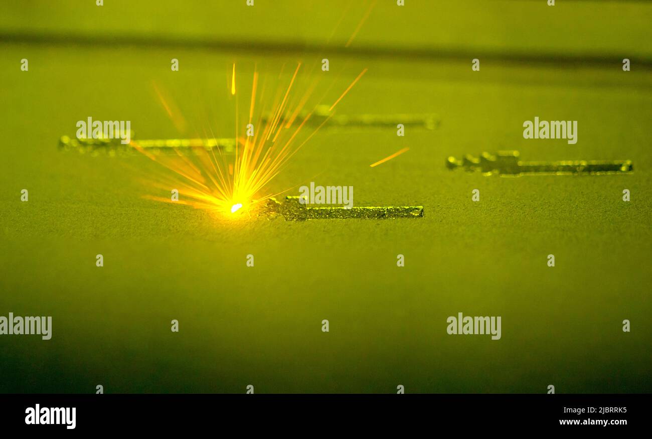 Der Drucker 3D druckt Objekte aus Metallpulver. Metall wird in der Arbeitskammer unter Laser in 3D-Form gesintert. Laser-Sintermaschine für Metall. Roboterarbeiten. Additive Manufacturing Metal 3D-Drucker Stockfoto